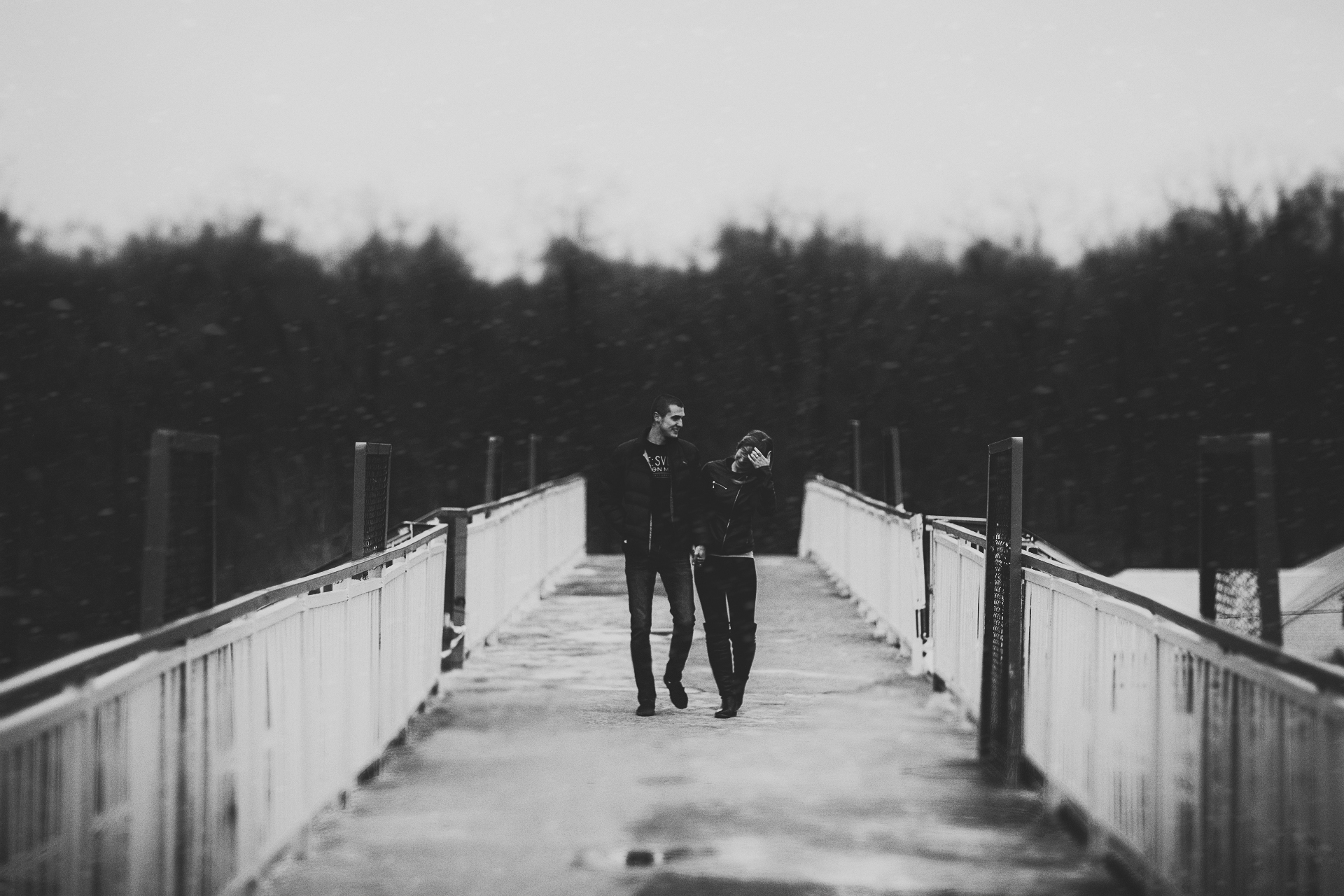 Любовь пацанская. Чёрно-белая фотография. Черно белое фото. Человек на мосту. Девушка на мосту.