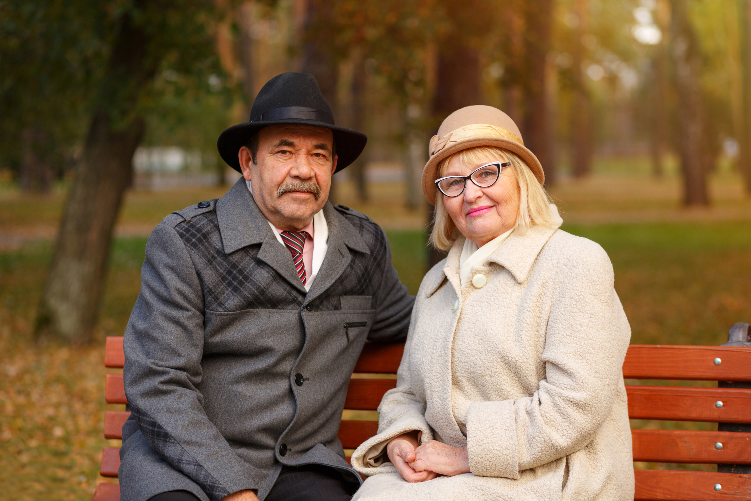 Муж и жена пенсионеры. Портрет пожилой пары. Пожилая пара осень. Пожилая пара сидит. Пожилая пара фотосессия.